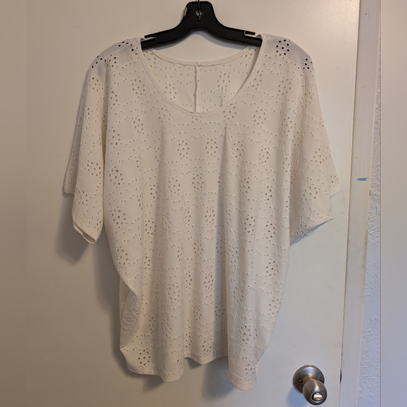 Tops - EUC dolman sleeve eylet top - fits like XL